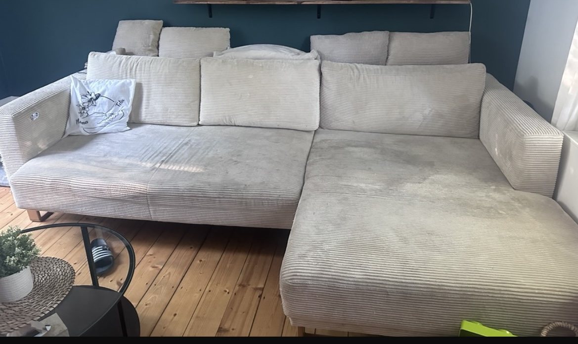 Helles Cordsofa vor der Reinigung