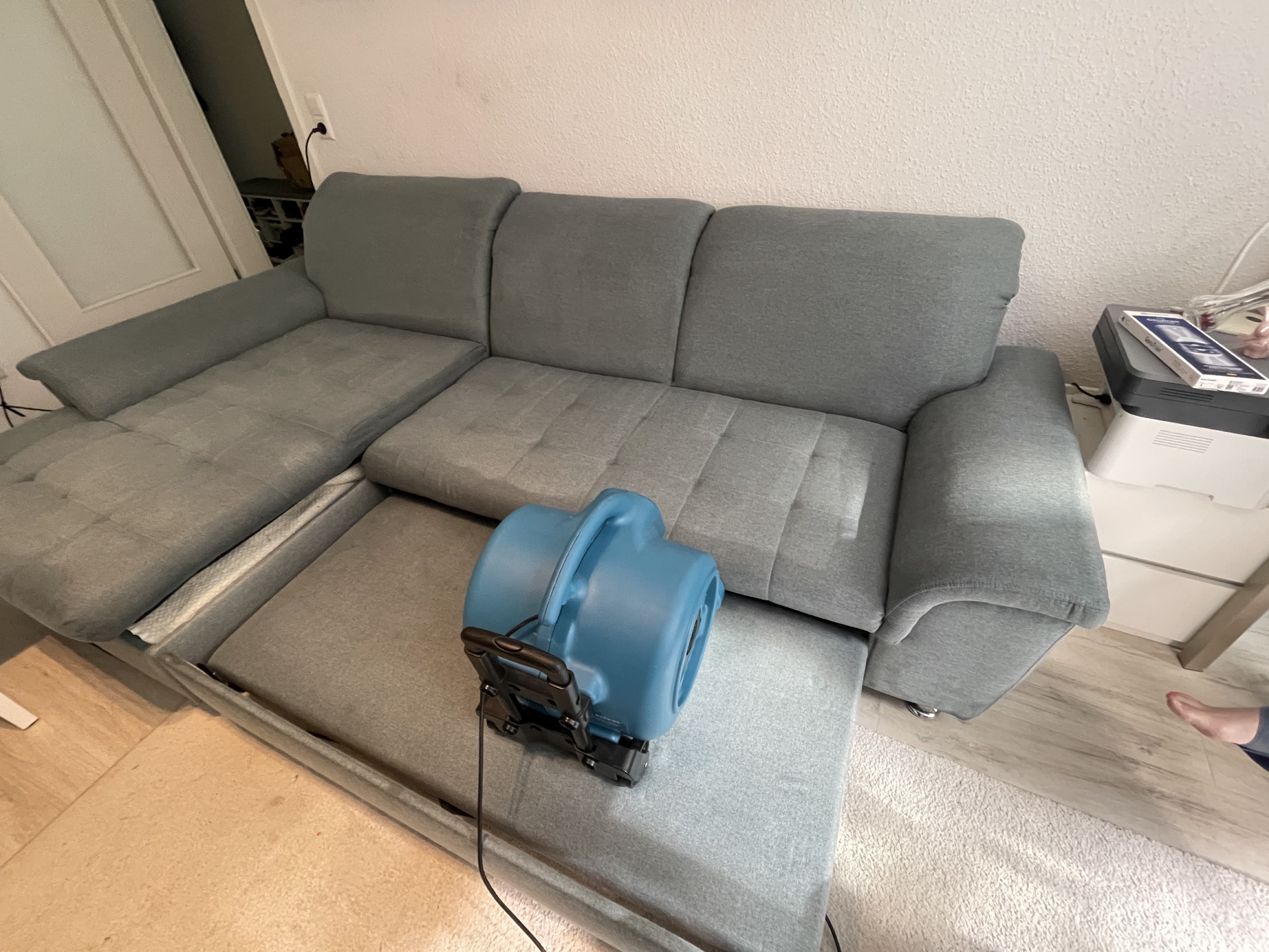 Graues Ecksofa nach der Reinigung