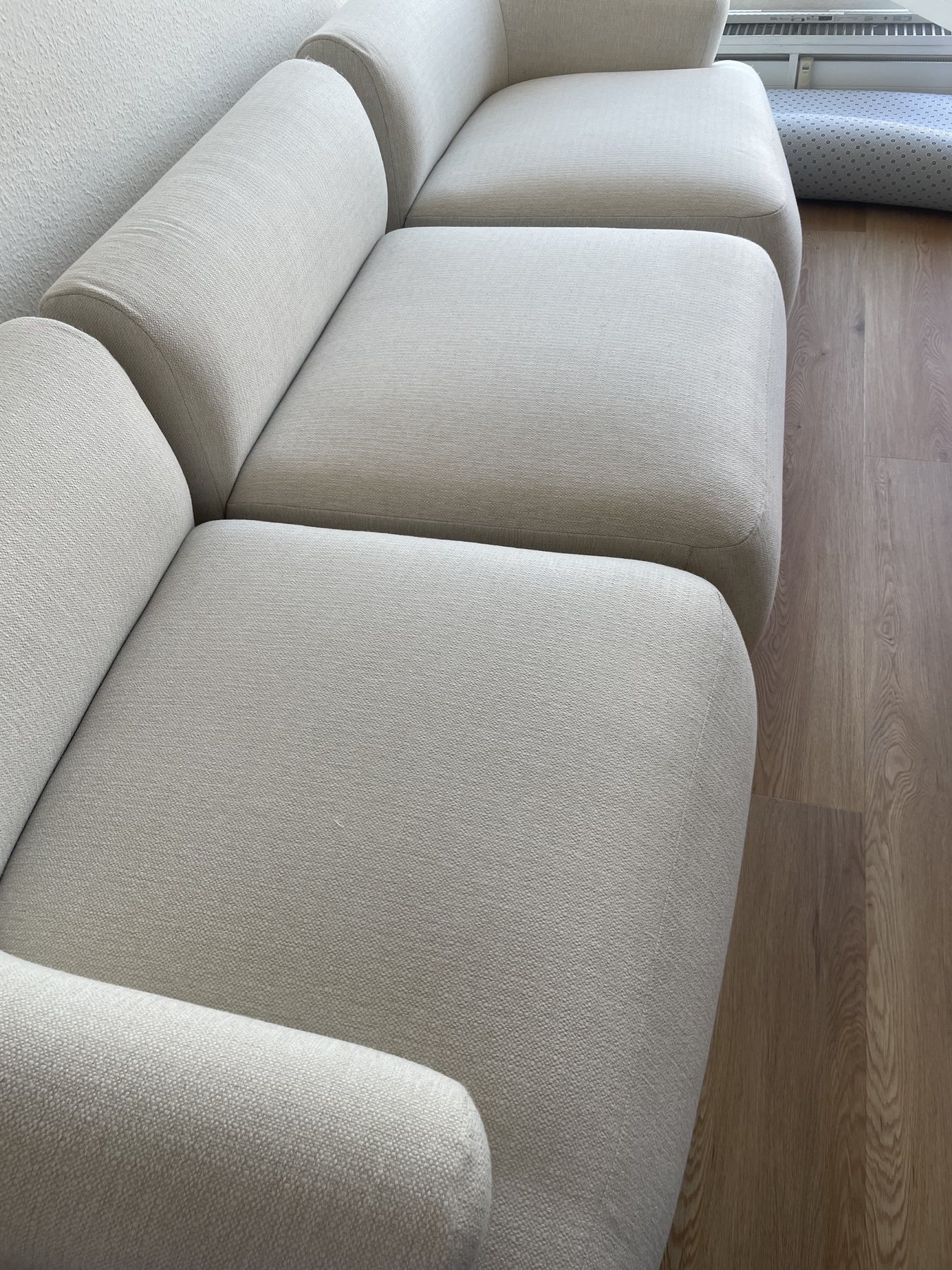 Detailaufnahme eines sauberen hellen Sofas